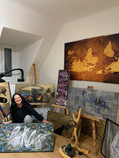 Mit viel Mut und Kreativität hat sich die Trofaiacherin vor wenigen Monaten selbstständig gemacht und zeigt nun, wie schön Upcycling-Art sein kann. | Foto: Laura Jung