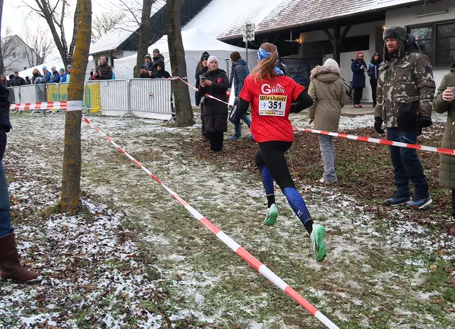 Pauline Steiner, 14, ULC Grein, aus Pabneukirchen. Silber bei den Crosslauf Staatsmeisterschaften U16 in St. Margarethen im Burgenland. Startnummer 351, rotes Leibchen.  | Foto: Karl Schaffner