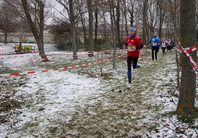 Pauline Steiner, 14, ULC Grein, aus Pabneukirchen. Silber bei den Crosslauf Staatsmeisterschaften U16 in St. Margarethen im Burgenland. Startnummer 351, rotes Leibchen.  | Foto: Karl Schaffner