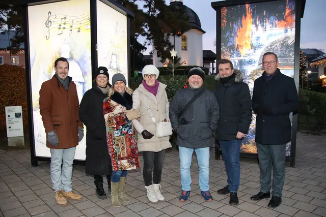 Unter dem Motto "Stille Nacht im Herzen - Weihnacht in Farben" wurde der Laternenpfad zwischen Oberndorf und Laufen eröffnet.