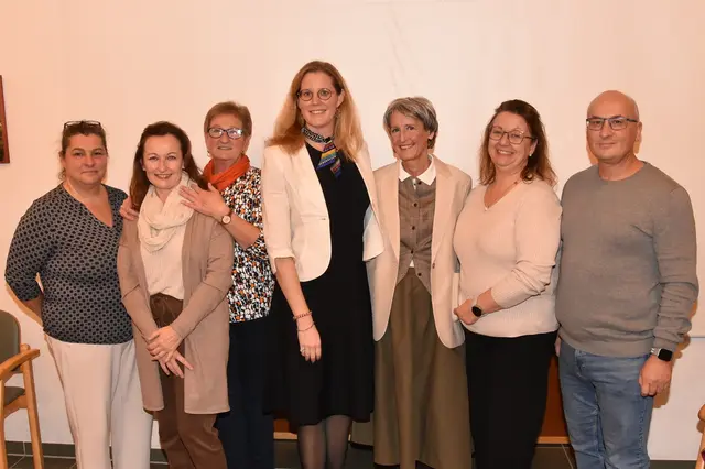 Die Nachfolge von Elisabeth Muhr (3. von rechts) als Leiterin des Hauses St. Franziskus hat Julia Preissecker (Mitte) angetreten. | Foto: Julius Potzmann
