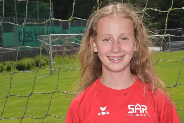 Pauline Steiner, 14, ULC Grein, aus Pabneukirchen. Silber bei den Crosslauf Staatsmeisterschaften U16 in St. Margarethen im Burgenland.  | Foto: Zinterhof