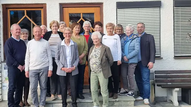 Christine Ramsauer (3vl-vorne) und der Annaberger Besuchsdienst feiern Jubiläum. Auch Bgm. Promok (re) gratuliert. | Foto: Hannelore Schwaighofer