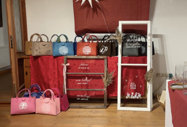 Ob Taschen, Dekoartikel, Schmuck, Keramik oder Adventkränze, der Adventmarkt im Henndorfer Hofladen hält vieles für die Besucher bereit. | Foto: Elisabeth Kloiber