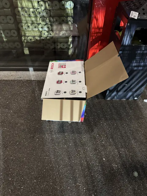 Die Tiere wurden ohne Decke bei Minusgraden vor dem Kaufhaus abgestellt. | Foto: THG