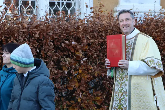 Ein sichtlich gut gelaunter Diakon mit dem Evangeliar | Foto: Gerhard Langmann