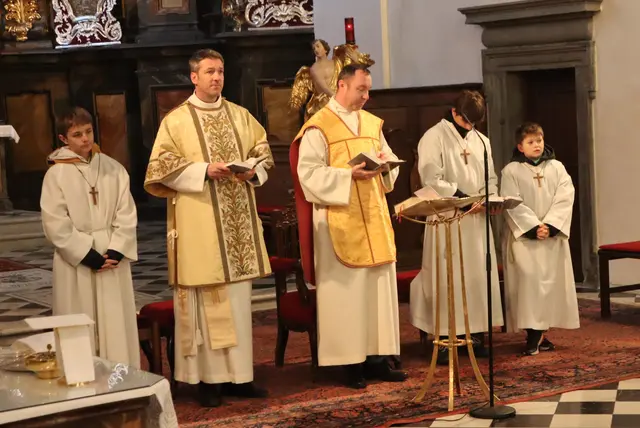 Ministranten und Zelebranten vor dem Hochaltar | Foto: Gerhard Langmann
