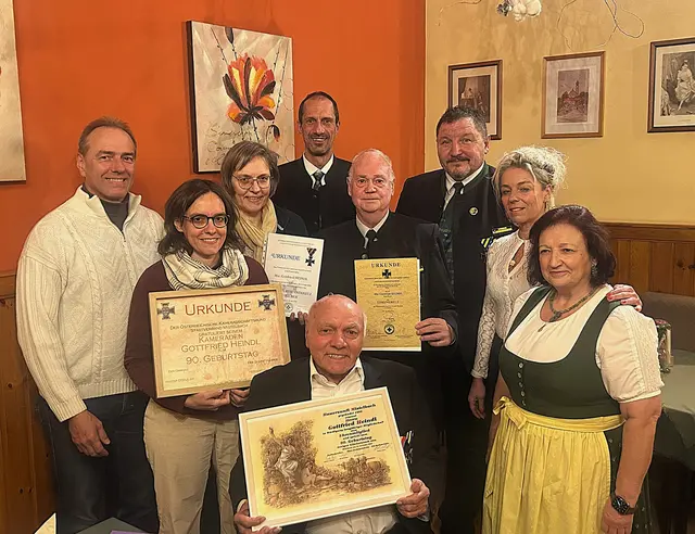 Der Jubilar Gottfried Heindl mit Wolfgang Heindl, Marieluise Heindl, Judith Orth sowie der ÖKB-Bezirksobmann Stellvertreter Josef Kohzina und ÖKB-Fähnrich Johann Diewald als auch die Oberzechmeisterin Alexandra Hager, Altzechmeister Martin Lehner und Silvia Godovits von der Mistelbacher Hauerzunft. | Foto: ÖKB