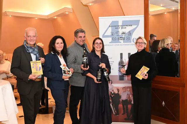 Gerhard Wenzel, Karin Adam, die Winzer Martin und Katharina Schwertführer und GR Judith Händler. | Foto: 2025psb/sap
