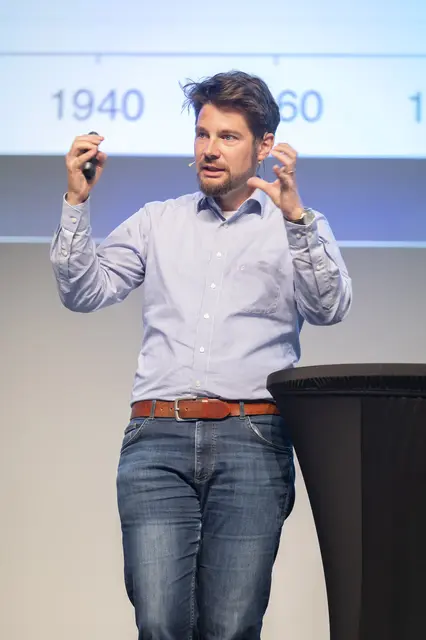 Humor oder doch erhobener Zeigefinger? Für Thomas Brudermann vom Institut für Systemwissenschaften der Uni Graz ist die Antwort klar.  | Foto: Universität Graz