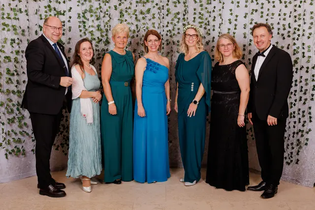 Ehrengäste + verantwortliches Lehrerteam (vlnr):
Karl Riepl, Monika Semmelmayer, Elisabeth Schüttengruber-Holly, Marion Hofmann, Nicole Guttenbrunner, Cornelia Künstler, Michael Wirthner

 | Foto: Peter Buchgraber