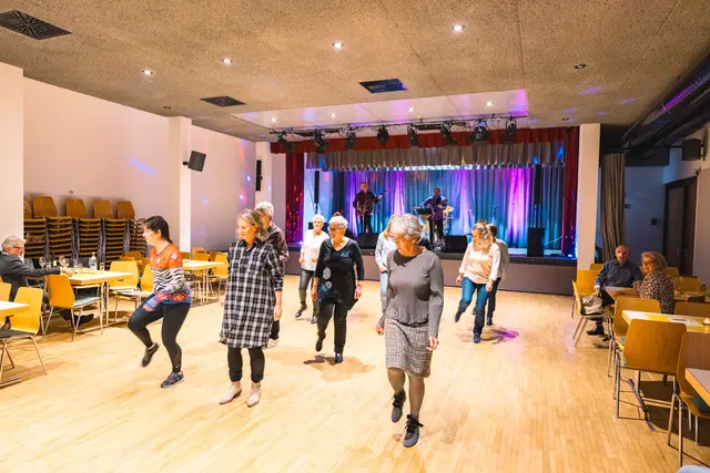 Linedancer und Besucher tanzten gemeinsam.