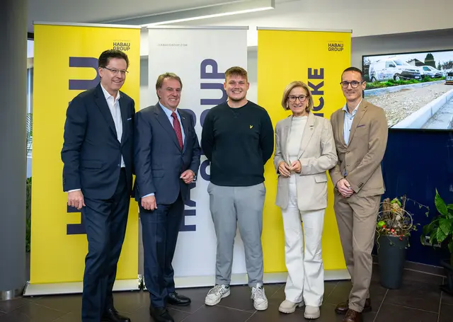 HABAU-Geschäftsführer Hubert Wetschnig, WKNÖ-Präsident Wolfgang Ecker, Euroskills-Goldmedaillengewinner Lukas Miedler, Landeshauptfrau Johanna Mikl-Leitner und Horst Höfer (HABAU Technische Geschäftsbereichsleitung Ingenieurtiefbau). | Foto: NLK Pfeffer