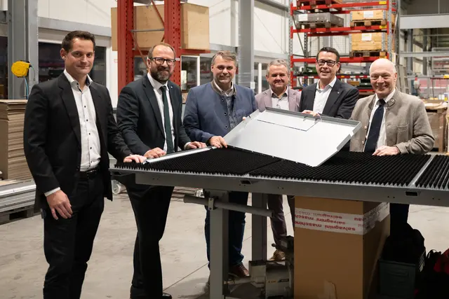 Von links: Daniel Müller, Salvagnini Maschinenbau GmbH, ecoplus-Prokurist Bernhard Ebner, Lukas Michlmayr, Gerhard Öllinger, Salvagnini Maschinenbau GmbH, ecoplus-Aufsichtsratsvorsitzender Kurt Hackl und ecoplus-Geschäftsführer Helmut Miernicki. | Foto: ecoplus