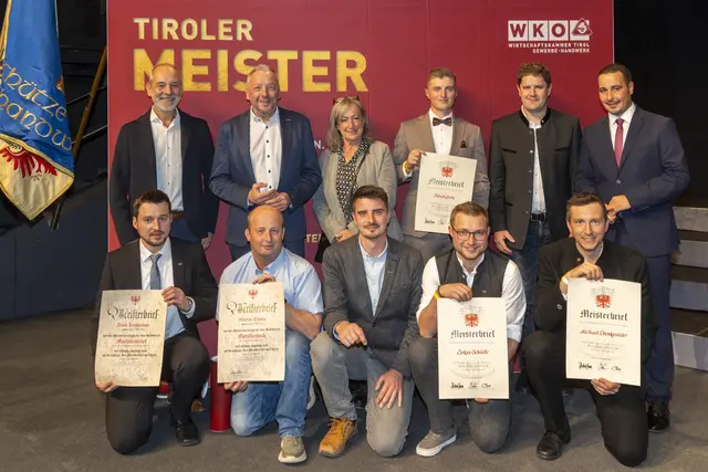 Ehrensache, dass auch Vertreter der jeweiligen Heimatgemeinden der neuen Meister bei der Übergabe der Meisterbriefe dabei waren.  | Foto: Die Fotografen