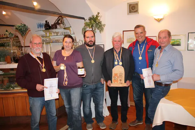 von links.: Ewald Brunner, Ing. Karin Hinteregger, DI Christoph Weinberger, Johann Dettelbacher, Walter Plesiutschnig, Werner Schilcher | Foto: Bienenzuchtverein St. Paul