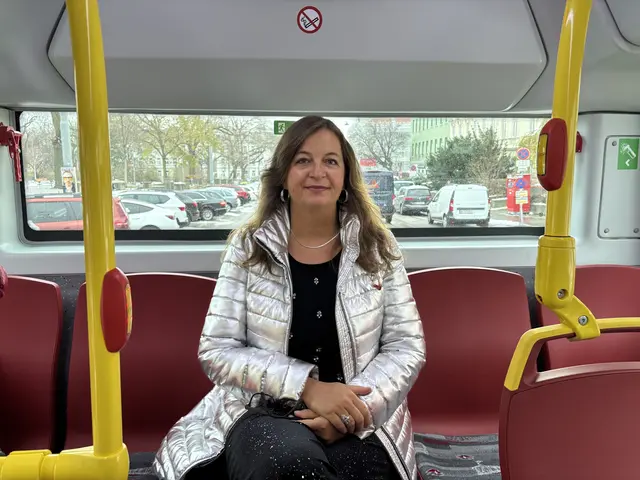 Auch Sima machte sich ein Bild der neuen Busse. | Foto: Fabian Franz/MeinBezirk