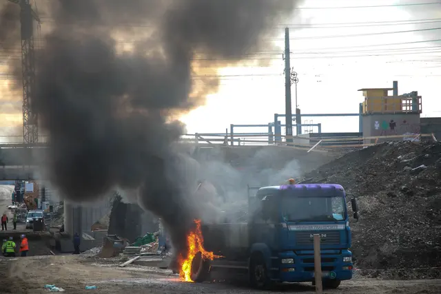Auf einer Baustelle in Marchtrenk hatte ein Lkw zu brennen begonnen. | Foto: laumat.at