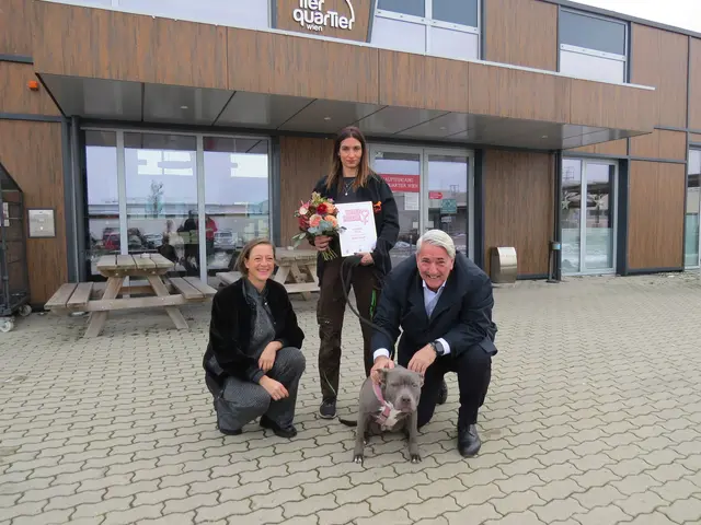Die Hundedame Laila wird von Heldin Alexandra Löffler (Mitte), Moderatorin Mel Merio und Bezirksvorsteher Ernst Nevrivy (SPÖ) umrundet. | Foto: Sabine Krammer