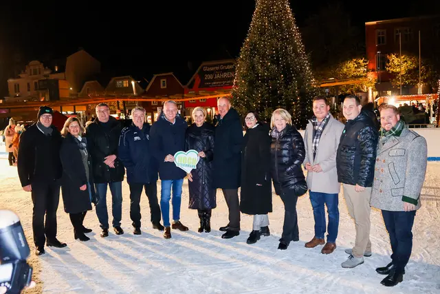 Offiziell eröffnet wurde die Brucker Waldweihnacht am vergangenen Freitag unter Beisein zahlreicher Ehregäste, darunter auch LH Mario Kunasek (Mitte). | Foto: Stadt Bruck/Vassilev