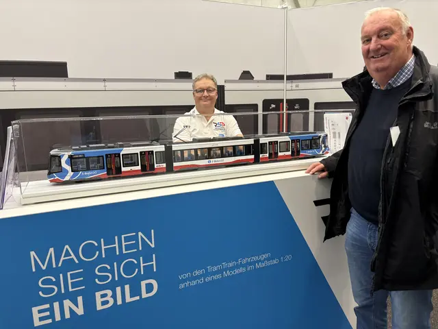 Ex-ÖBB-Fahrdienstleiter Karl Luckeneder (r.) ließ sich von Mitarbeitern der Schiene OÖ die neuen Garnituren erklären. | Foto: MeinBezirk/Gernot Fohler