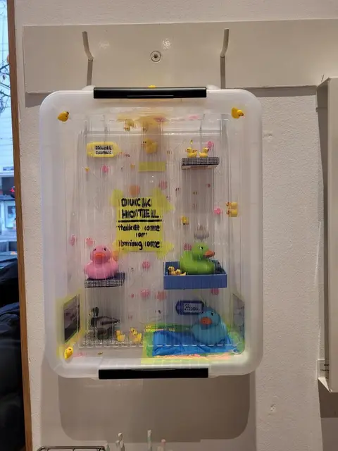 Verwendet hat sie erneut das, was sie im Atelier zur Hand hatte: Holz, Plastik, Glitzer, Sticker und Neonfolie. | Foto: Ana Vollwesen