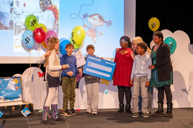 Der 1. Platz beim Salzburger Kinderrechtspreis 2025 in der Kategorie „Institutionen und Vereine“ ging an das Team Vielfalt mit „der Zeitreiseküche“. Bei diesem Projekt verwandelt sich die Küche des Seniorenwohnhaus Lehen in einen Ort der Begegnung, bei dem Kinder, Jugendliche und Bewohner des Hauses zusammentreffen, traditionelle Gerichte  zubereitet werden und die jeweiligen (Lebens-)geschichten miteinander geteilt werden | Foto: Bengt Beier