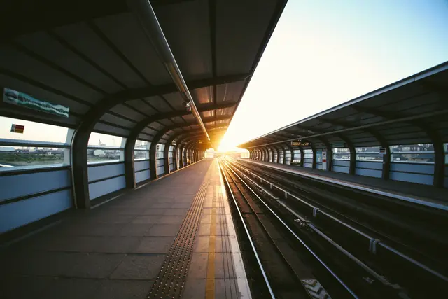 Kritik an der Bundesregierung: Falsche Prioritäten bei Bahn-Kürzungen. | Foto: Charles Forerunner/Unsplash