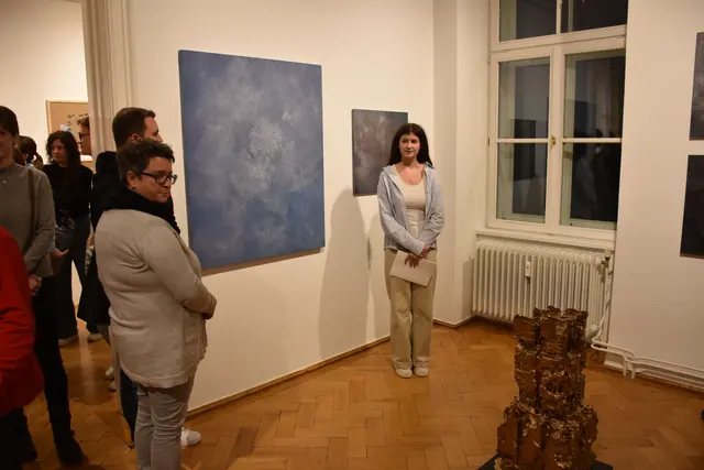 Blaues Bild und düsterer Stil der Künstlerin weckt für diese Schülerin Gelassenheit und Friede. | Foto: Alexandra Goll