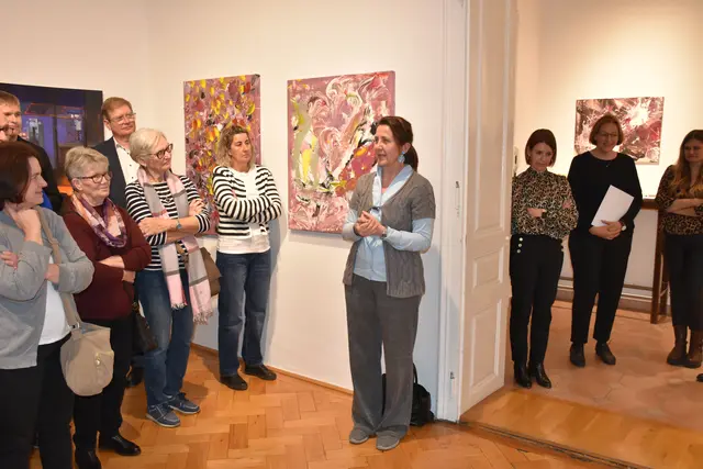 Kulturvermittlerin NÖ Sabine Paweronschitz: Die jungen Absolventen verleihen der Schau eine optimistischere Grundhaltung. | Foto: Alexandra Goll