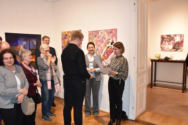 Direktorin Marion Hofmann überreicht den erfolgreichen HLW-Schülern ihre Zertifikate als junge Kulturvermittler. | Foto: Alexandra Goll