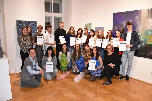 Stolze Absolventen mit ihrem Zertifikat in der Galerie grenzart. | Foto: Alexandra Goll
