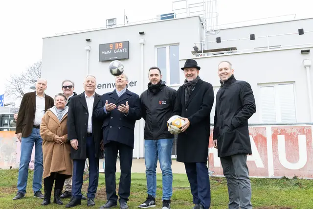 v. l.: Thomas Schweighofer &amp; Bernhard Kratschmar (ARWAG), Sabine Sturm (Rennweger SV 1901), Gemeinderat Thomas Mader, Bezirksvorsteher Erich Hohenberger (beide SPÖ), Konstantin Drimzakas, Thomas Drozda und Bernd Wagner beim gemeinsamen Fototermin.  | Foto: Arwag/Wien Holding