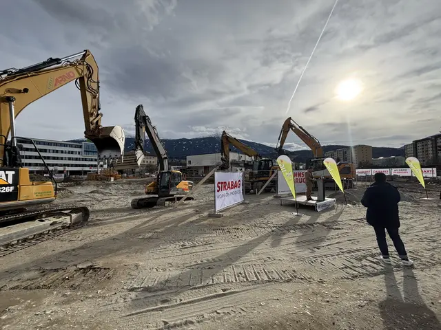 Franz Danler von der IIG schildert das Bauvorhaben. | Foto: MeinBezirk