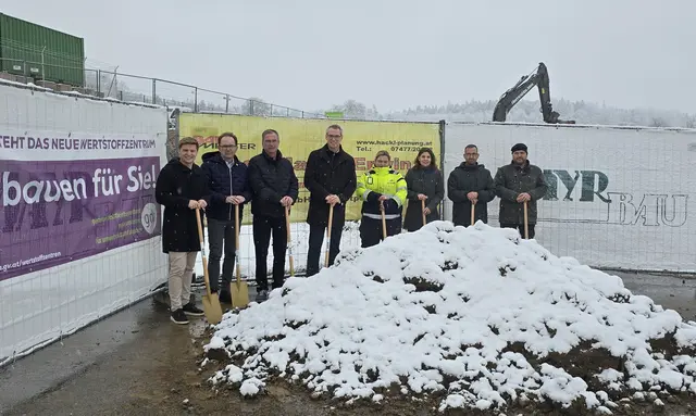 Peter Edermayr, BM Erwin Hackl, (beide Hackl Bauplanungs-GesmbH), Franz Forster (Mayr Bau GmbH), Bgm. Johannes Heuras, Nadja Berndl (ASZ-Mitarbeiterin), GF Eva Zirkler (GDA), Christian Schallauer, Polier Johannes Hirtenlehner (beide Mayr Bau GmbH) (v.l.) | Foto: GDA