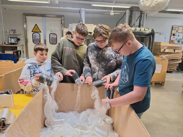 Große Freude hatten die Burschen bei der Mitarbeit in der Produktion, wie hier, beim Sortieren von Airbag-Gewebe. | Foto: Caritas Recycling Vitis