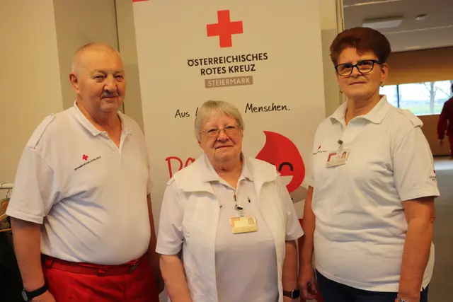 Erich Grafoner, Waltraud Poredos und Renate Purgstaller vom RK-Blutspendedienst GU-Süd versorgten mit viel Herzenswärme und Umsicht die Blutspender nach der Blutabnahme.  | Foto: Edith Ertl