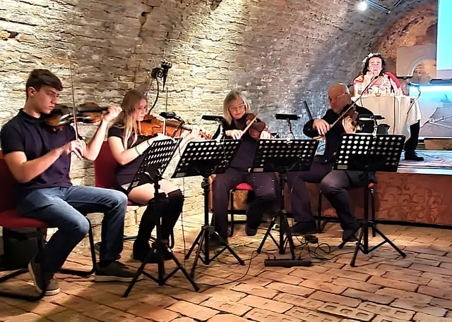 Musikschullerher und ihre Schüler spielten perfekt zum Thema | Foto: Eva Gabriel