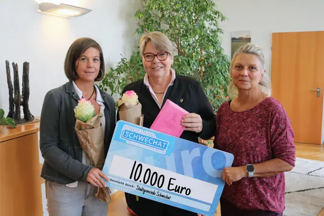 Bürgermeisterin Karin Baier überreicht gemeinsam mit Sabrina Pristusek, Organisatorin des Pink Run und Mitarbeiterin der Stadtgemeinde Schwechat, den Spendenscheck an Sibylle Rasinger, BA, MSc (Österreichische Krebshilfe NÖ) | Foto: Stadtgemeinde Schwechat