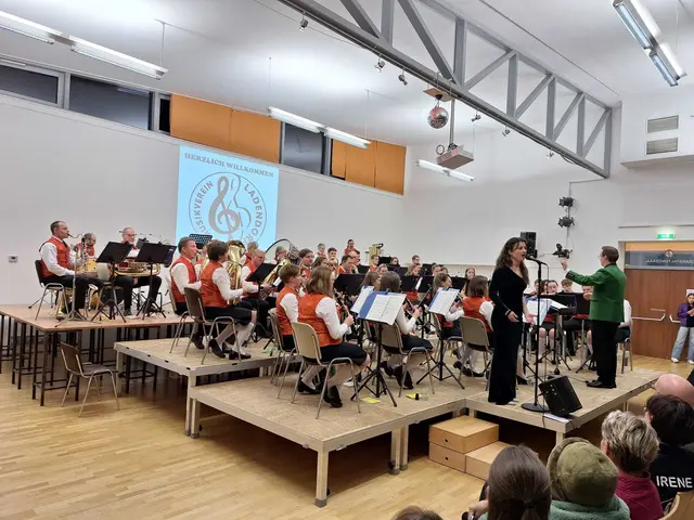 Orchester des MV Ladendorf gemeinsam mit Martha Matscheko. | Foto: Weißböck