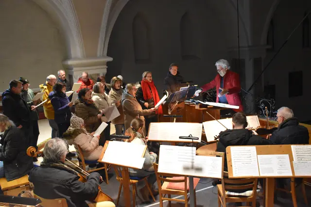 Der Kirchenchor unter der Leitung von Jörg Höllwarth begeisterte das Publikum in Fügen.  | Foto: Haun