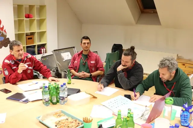 Obmann Christian Kümmel (li) heißt die Mitglieder, Betreuer und Gäste willkommen | Foto: Gerhard Langmann