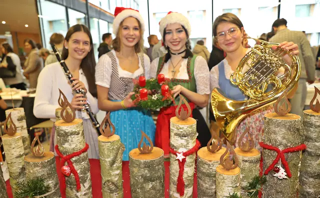 Weihnachtlicher Bauernmarkt im ABZ Altmünster. | Foto: Hörmandinger