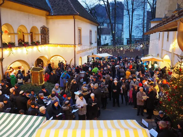 In den historischen Mauern des Stift Göss findet am Wochenende der traditionelle Adventmarkt zum ersten Adventwochenende statt.  | Foto: Gaube