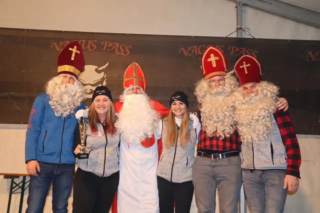 Engerl im Wettkampf, Nikoläuse als Jury. In Goldegg ging die 1. Engerl-WM legendär über die Bühne. Die Buchberg Pass hatte die schnellsten Engerl.
