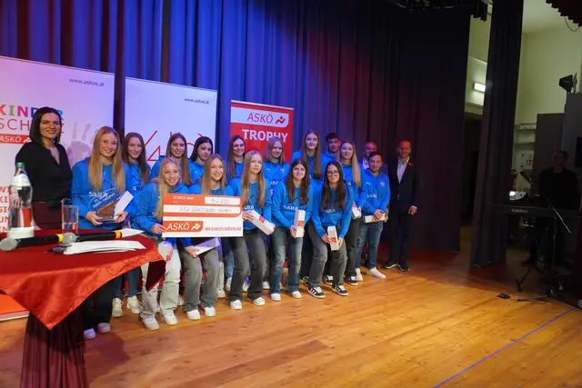 Landtagspräsidentin Astrid Eisenkopf überreichte die ASKÖ Trophy für die Teams an die Damen des ASV Draßburg. 