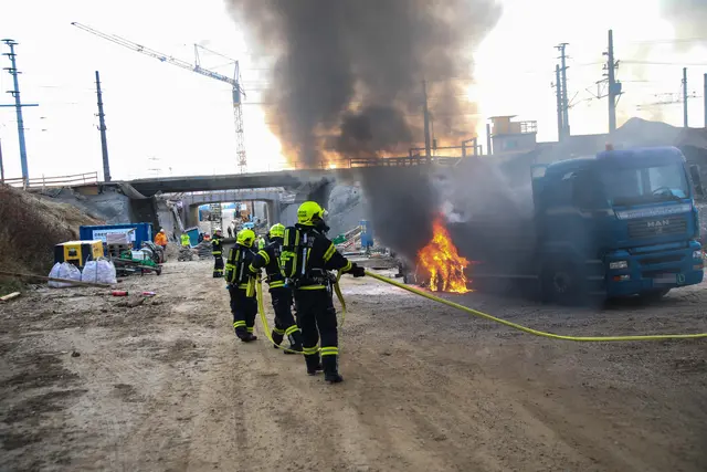Auf einer Baustelle in Marchtrenk hatte ein Lkw zu brennen begonnen. | Foto: laumat.at
