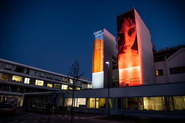 Das UK Tulln leuchtet orange. | Foto: Robert Herbst