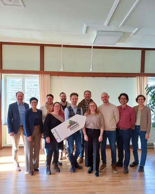 Die Scheibbser Jury freut sich über das neue Kaffeehaus: StR Martin Luger, Silvia Teufl (WKO), StR Silvia Muthentaler, GR Johanna Huber, Stadtkernentwickler Philipp Pflügl, Vizebürgermeister Joseph Hofmarcher, StR Werner Ratay, Gründerpaar Regina Mayr und Fabian Reiter, Bürgermeister David Pöcksteiner, Anna Janz (Eisenstraße NÖ). | Foto: eisenstrasse.info