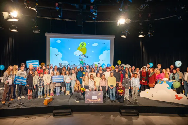 Tolle Stimmung herrschte bei der Verleihung des Kinderrechtspreises 2025 im ORF�Landesstudio. Zum Abschluss fanden sich alle gemeinsam auf der Bühne ein: Preisträger, Moderatoren, Showact-Musiker, Gäste und Sponsoren aus Politik und Wirtschaft sowie die Organisationsteams der Preisverleihung | Foto: Bengt Baier